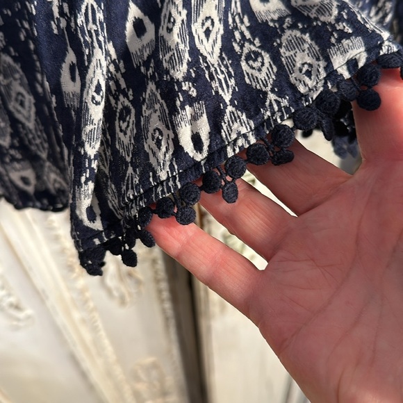 Curated 2Piece Bundle Navy and Cream Patterned Long Sleeve Blouse /White Shorts - Picture 4 of 7